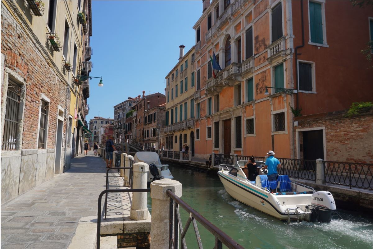 Locals prefer using motor boats to move from one point to another