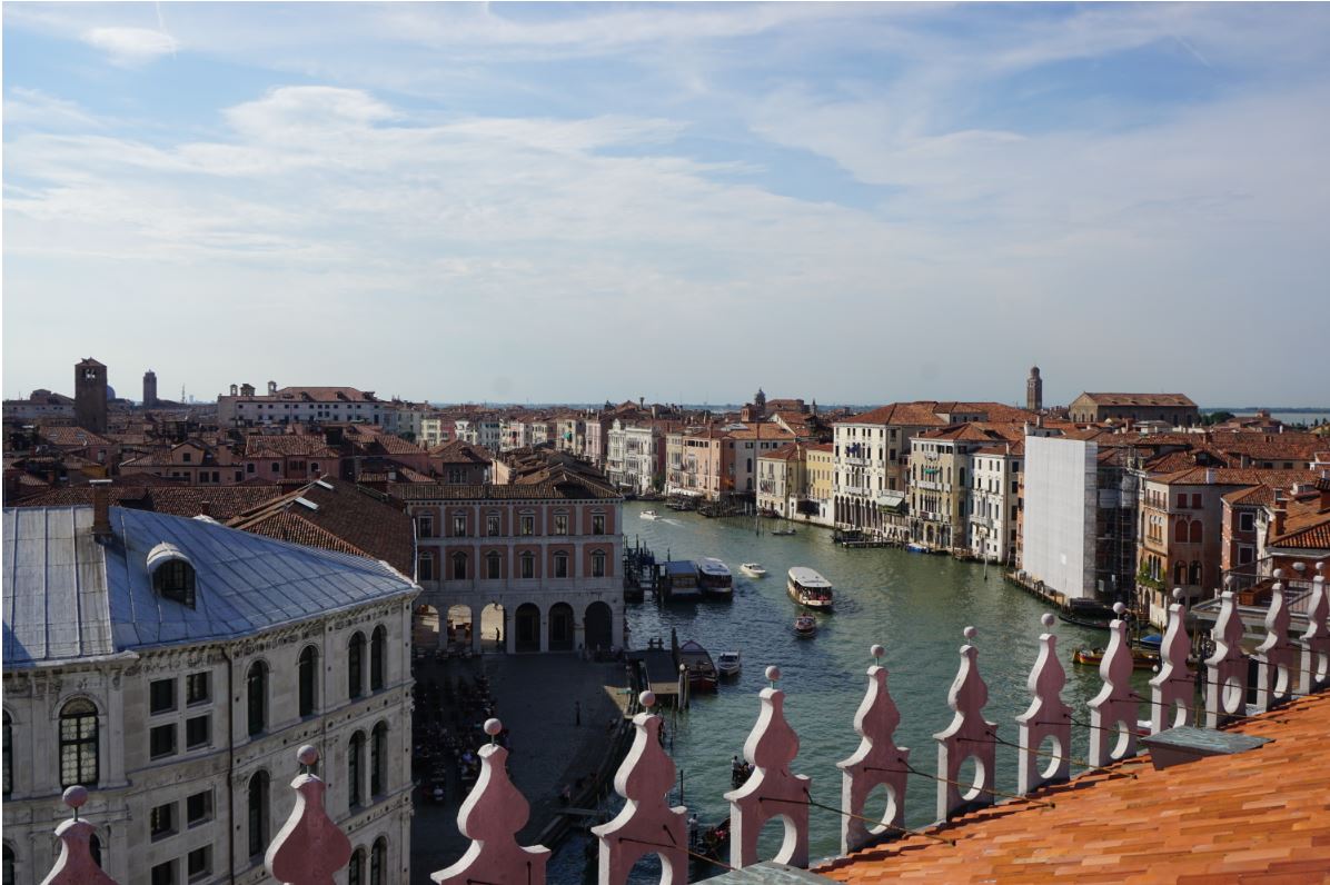 There&rsquo;s a mall near Rialto Bridge, where you can get a view of all of Venice from a height