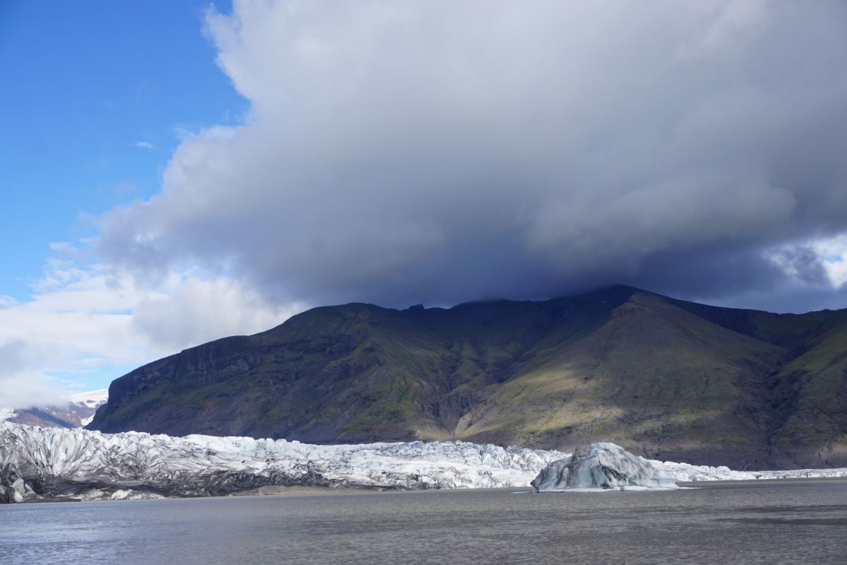 Visiting Jökulsárlón to see the glacier